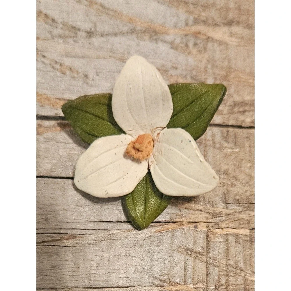 Trillium Flower brooch pin - signed Canada Floral Statement Lapel Accent FASHION